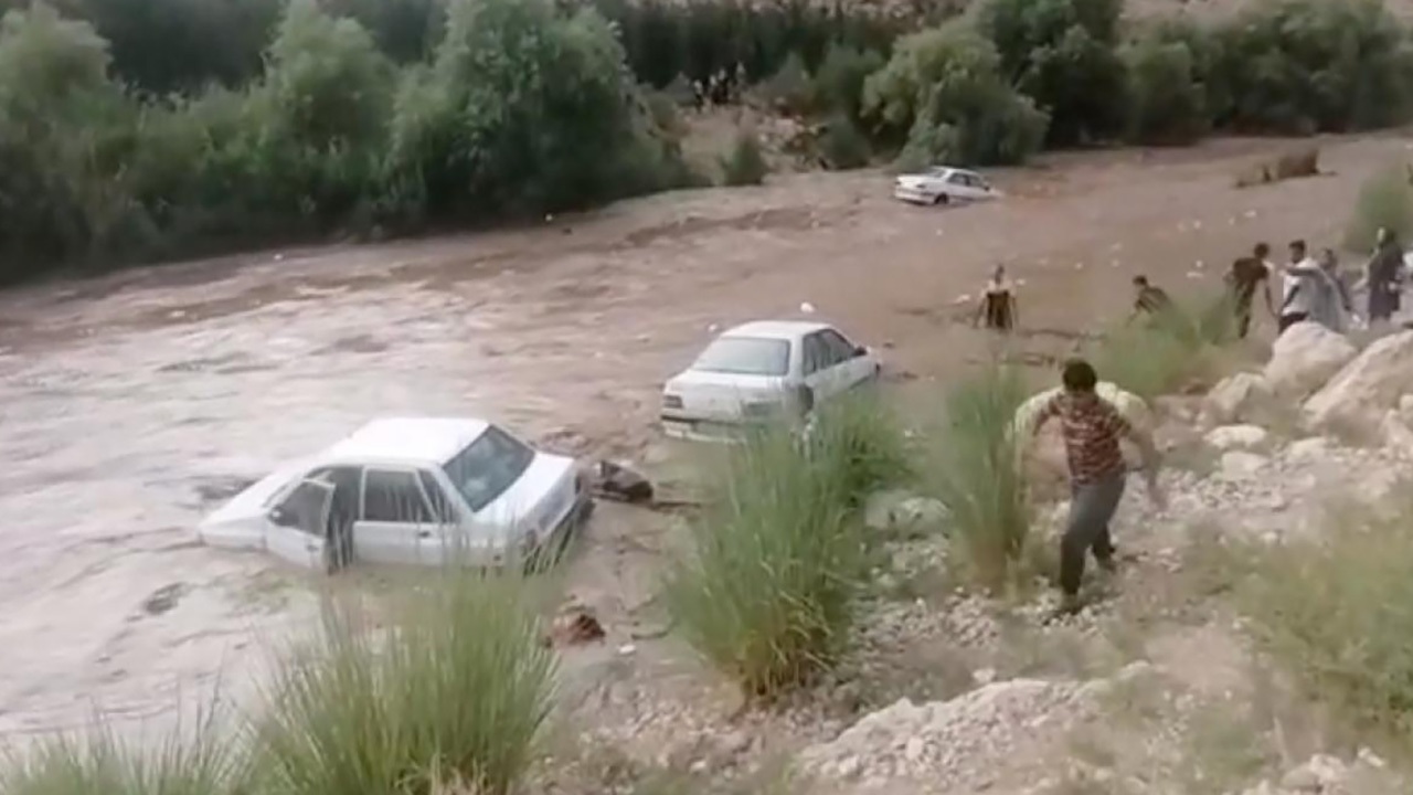 برای تماشای سیلاب در مناطق کوهستانی توقف نکنید