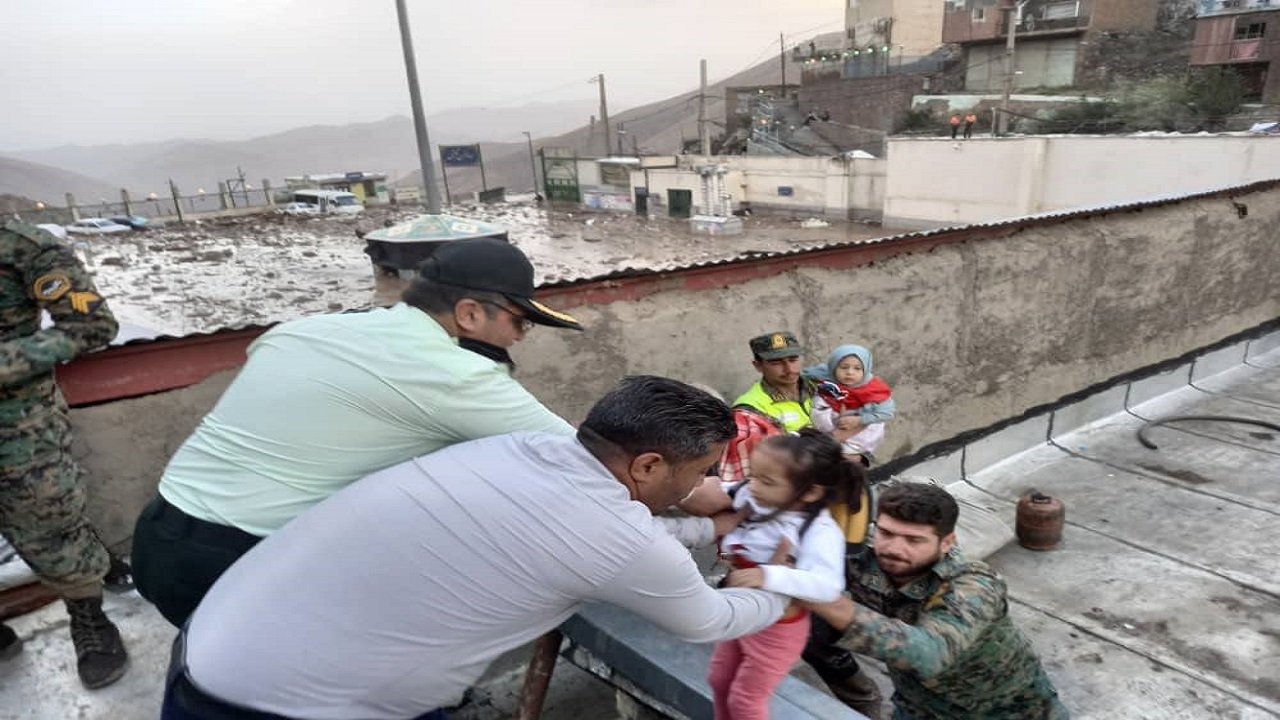 حضور پلیس در مناطق سیل زده امامزاده داوود