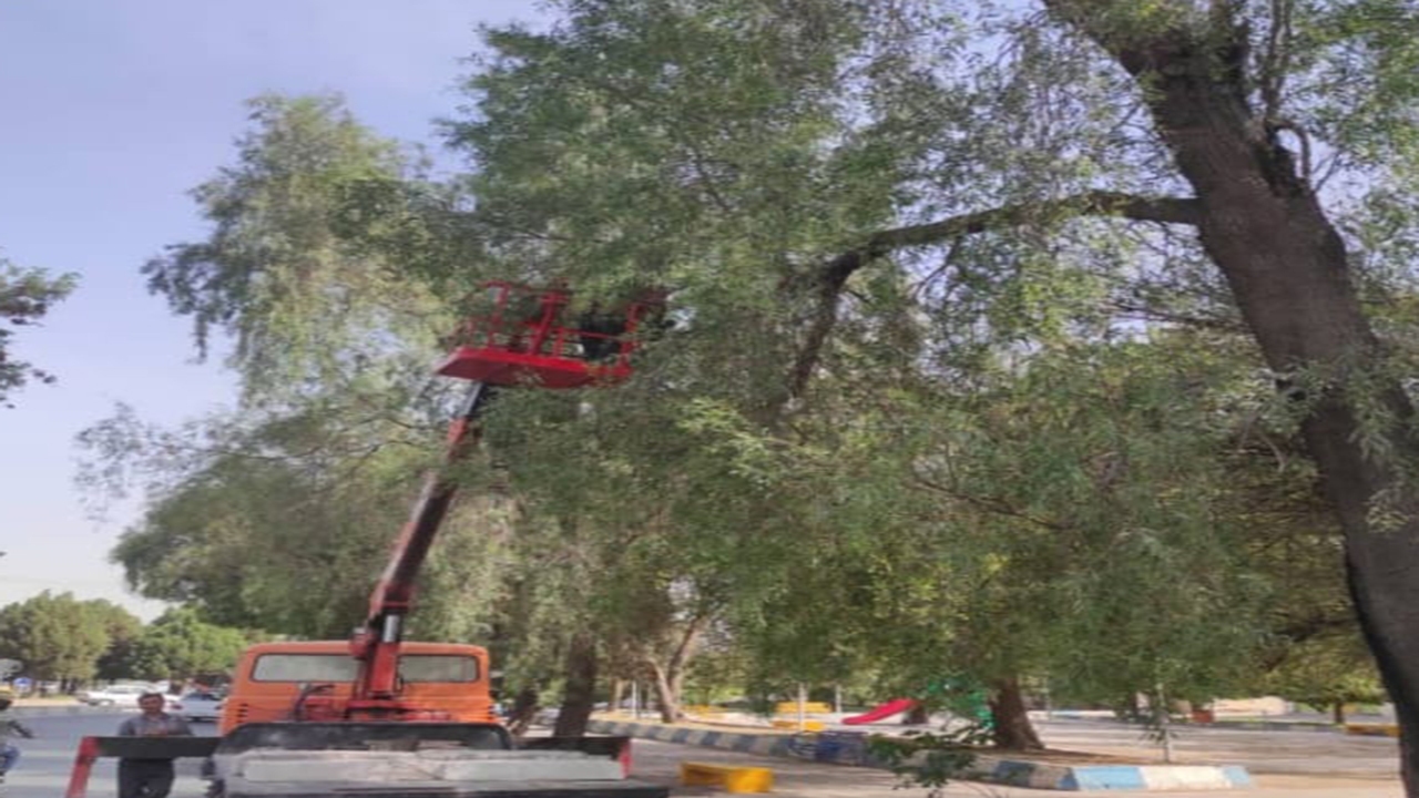 آماده باش نیرو‌های شهرداری کازرون برای مقابله با سیل