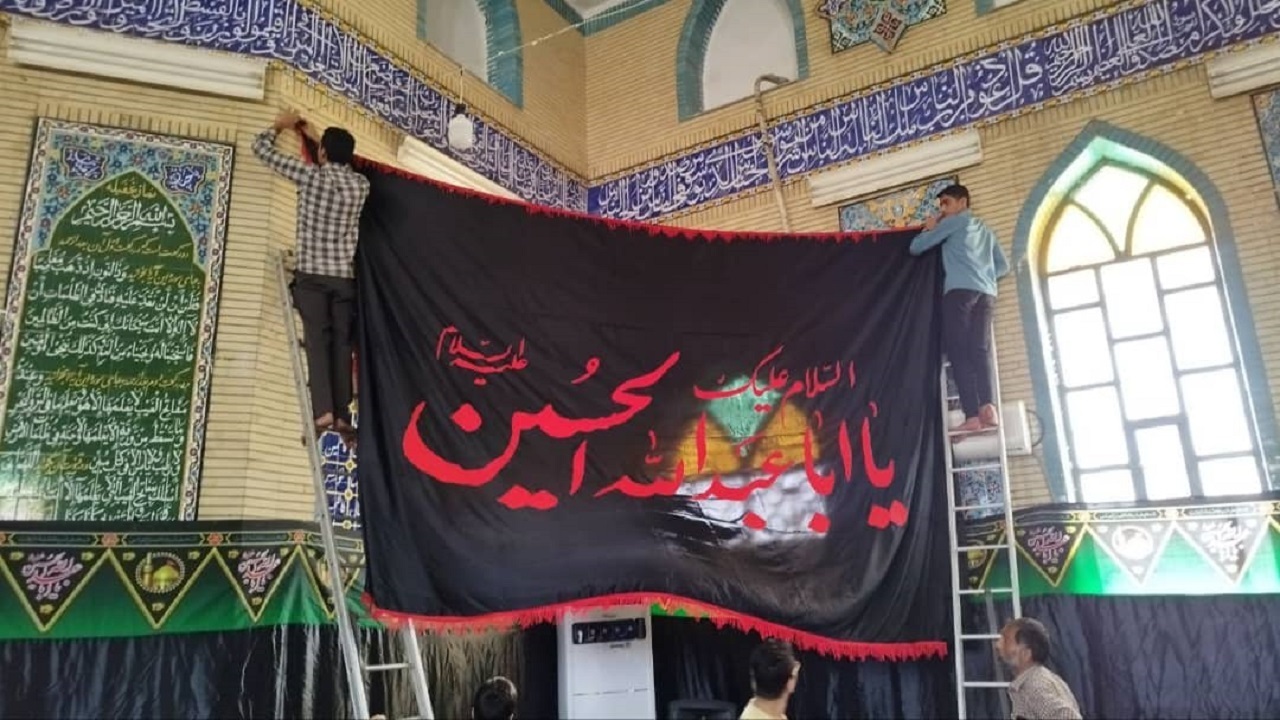 سیاه پوش کردن آستان امامزاده سیدمرتضی (ع) در کاشمر/