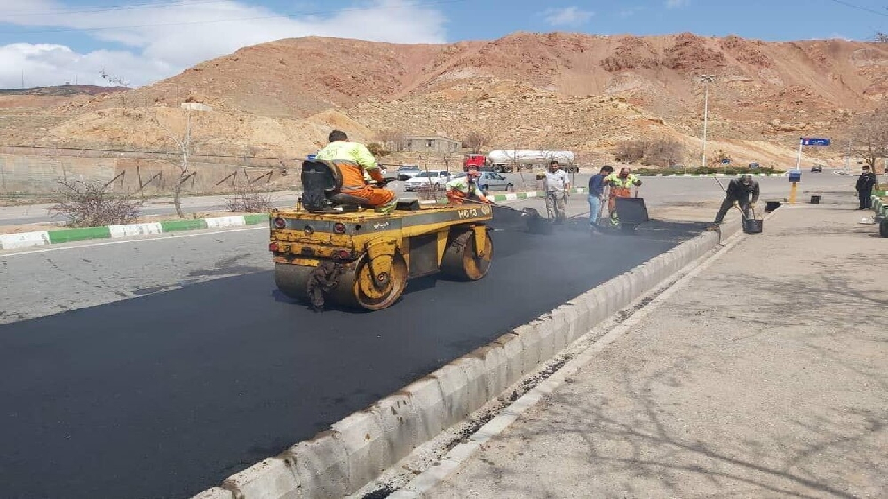 قیر رایگان برای آسفالت معابر در اختیار شهرداری دوگنبدان قرار گرفت
