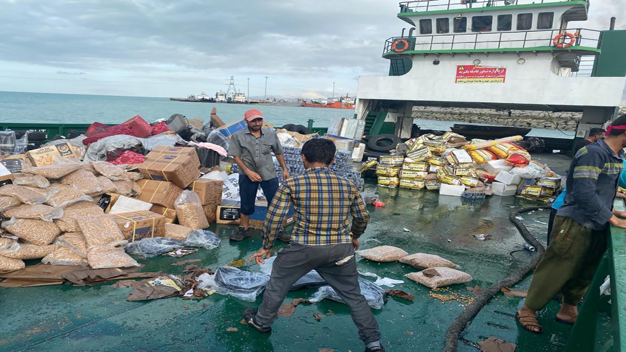 واژگونی یک فروند لنج باری در بندر پل