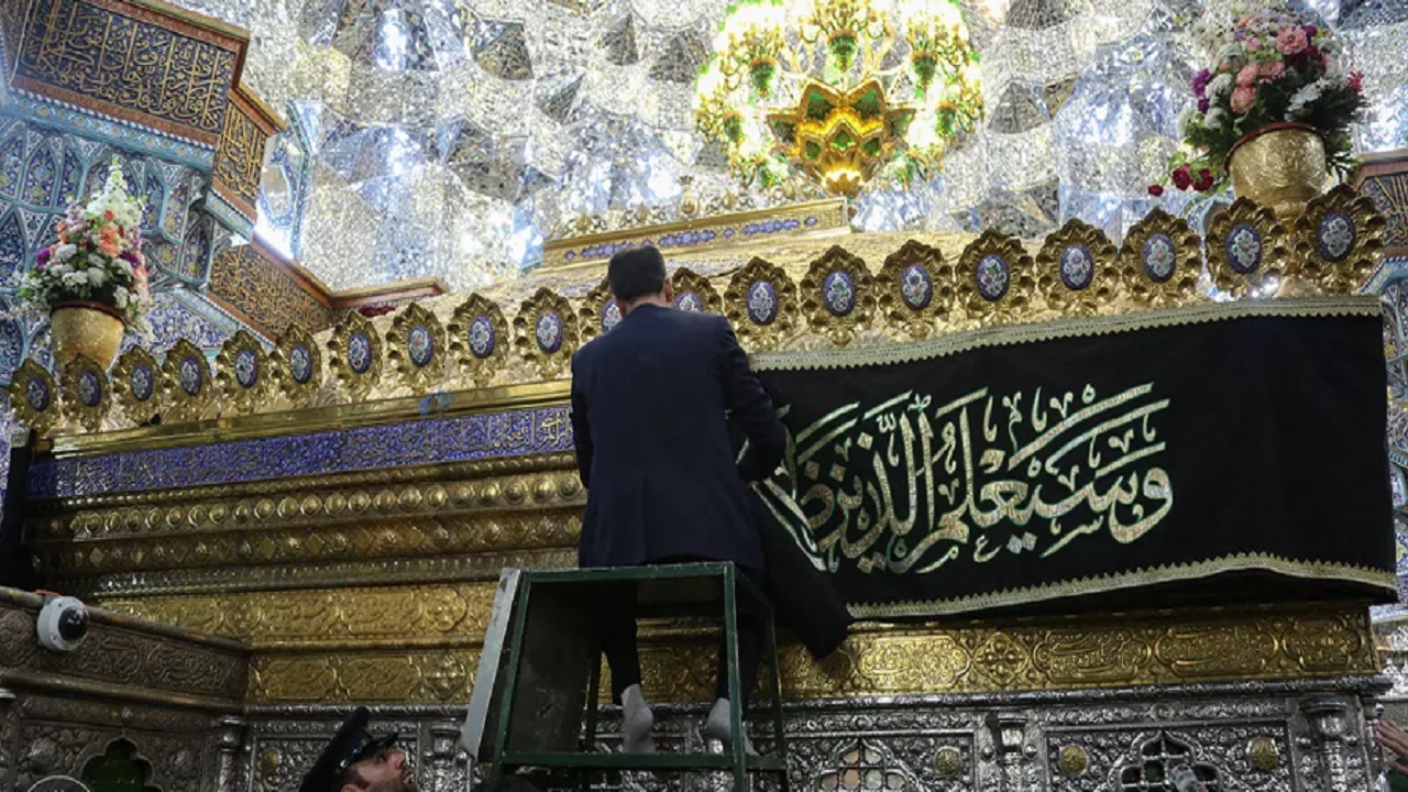 ضریح مطهر حرم حضرت معصومه(س) سیاهپوش شد+ تصاویر