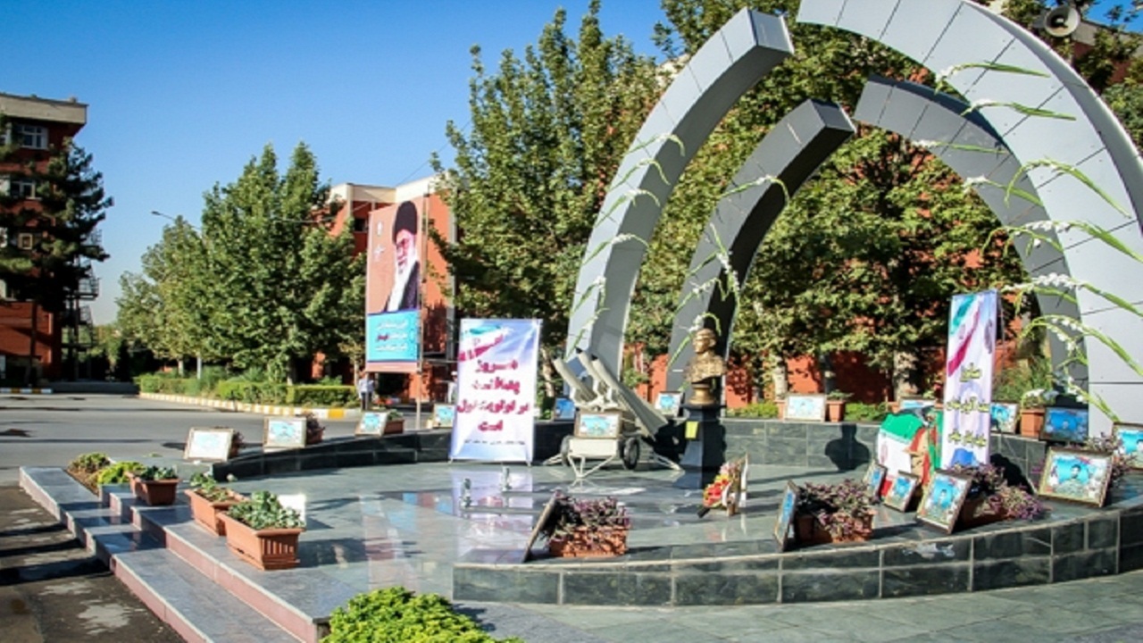 تجلیل وزیر فرهنگ و ارشاد اسلامی از خانواده شهید خردسال بمباران سوباشی
