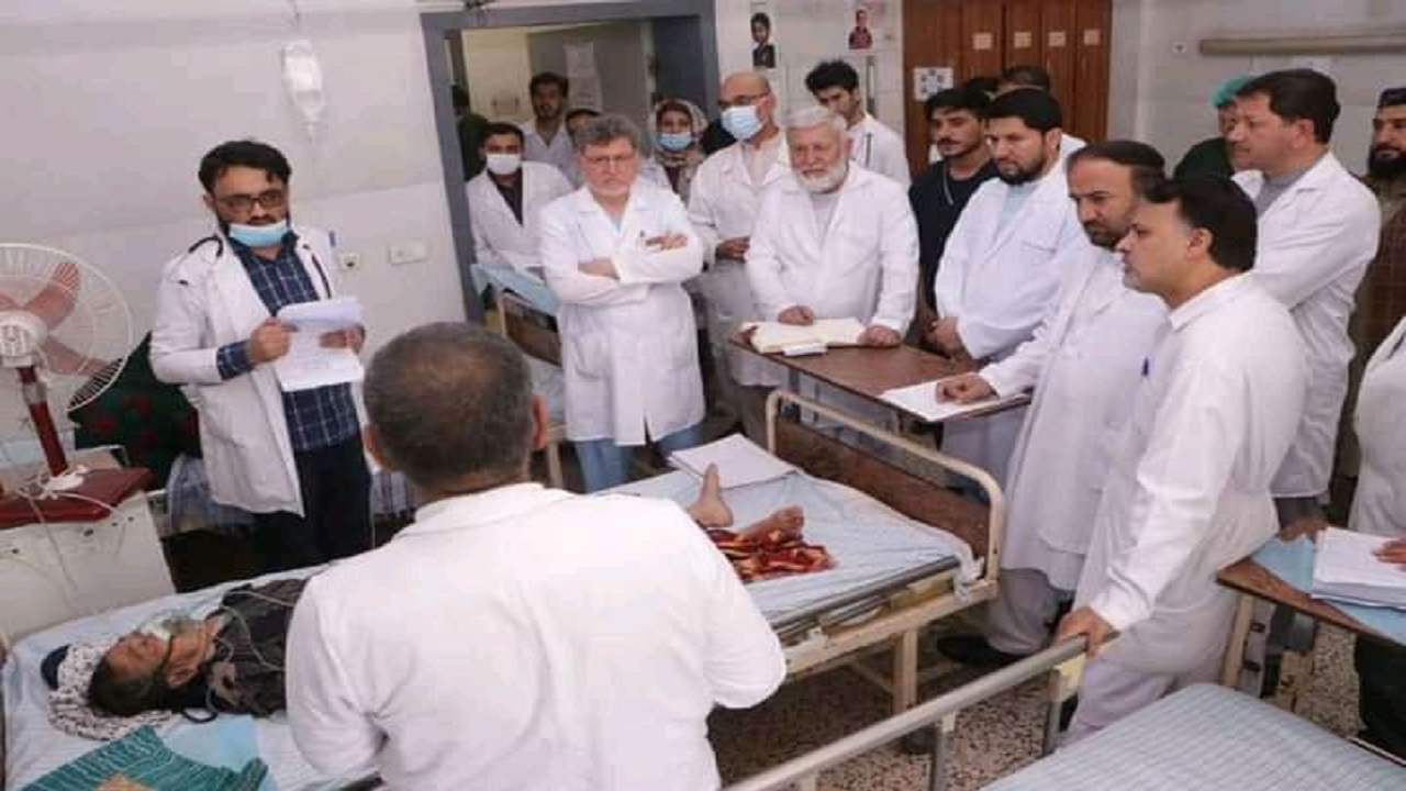 ارزیابی رئیس صحت عامه بلخ از بخش داخله شفاخانه ابوعلی سینای بلخی