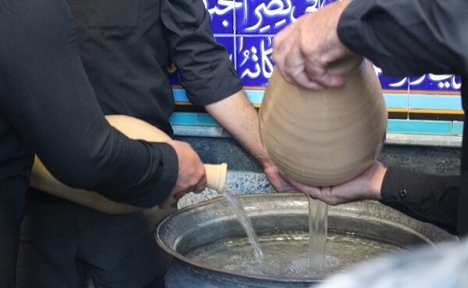 برگزاری مراسم سنتی تشت گذاری در آستانه ماه محرم