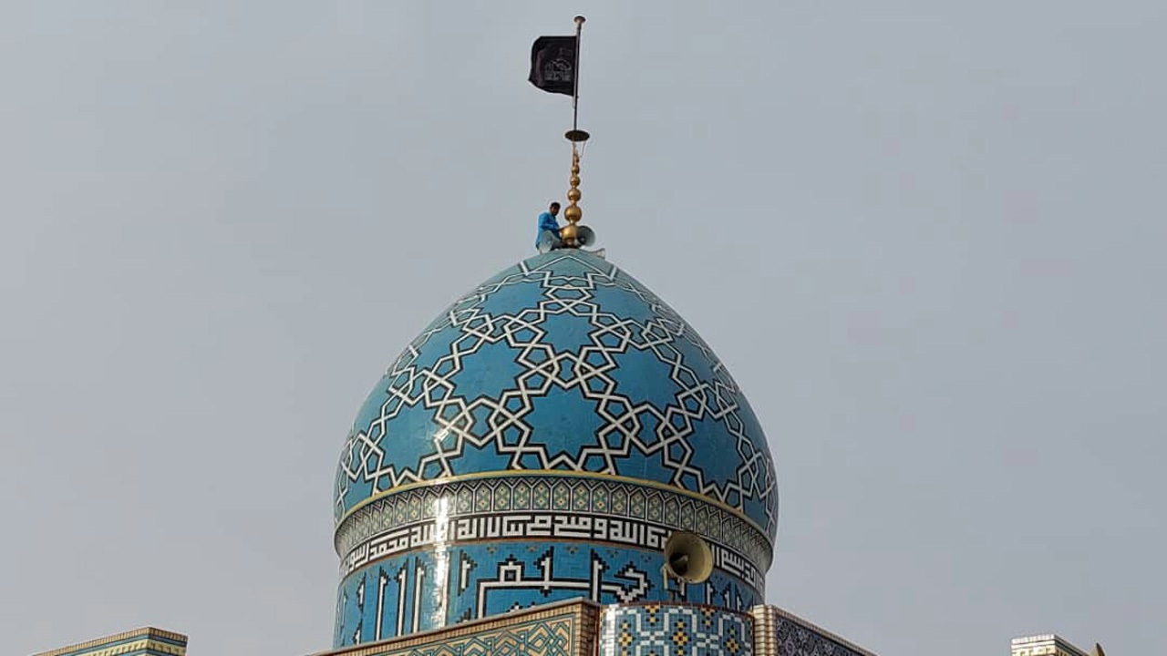 پرچم گنبد حرم مطهر امامزاده زید شهداد رنگ عزا به خود گرفت