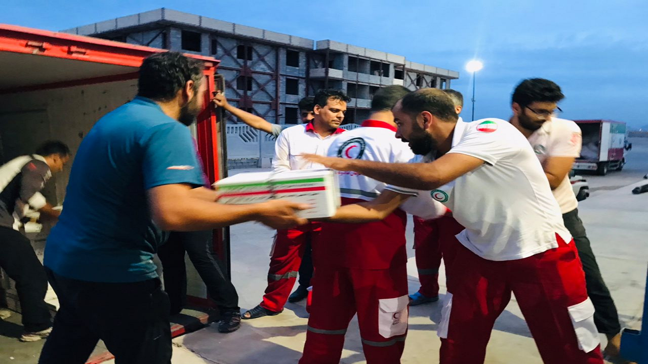 ارسال ۲۰۰ تخته پتو و بسته غذایی به سیل زدگان زردین