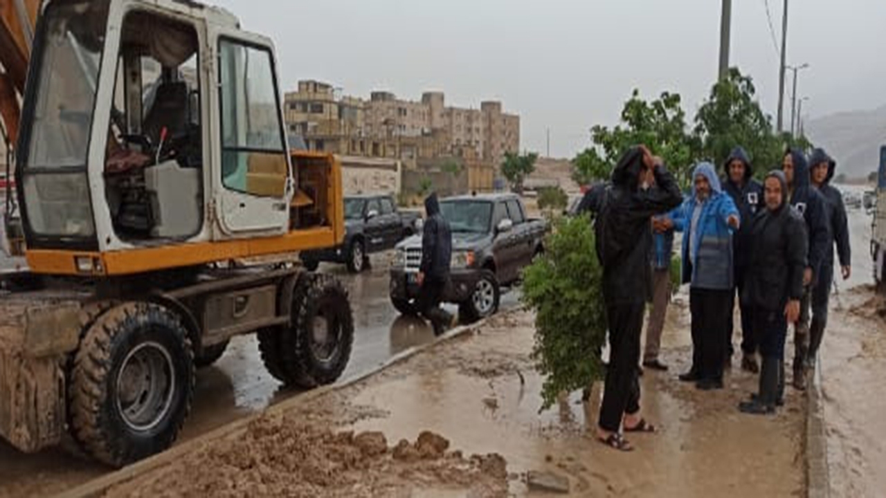  تلاش نیروهای ستاد مدیریت بحران برای رفع آبگرفتگی در کازرون