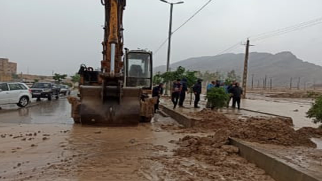 رفع آبگرفتگی به کمک ستاد مدیریت بحران در کازرون