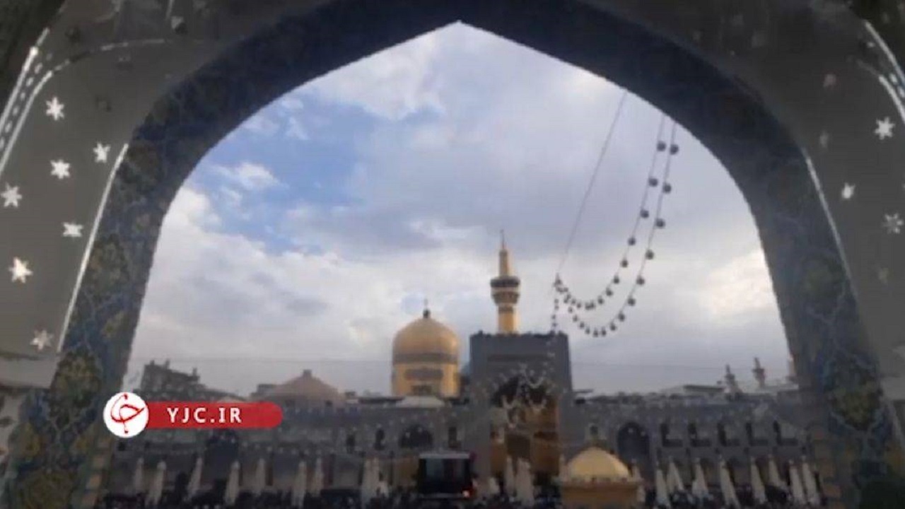 تعویض پرچم حرم مطهر رضوی در آستانه ماه محرم