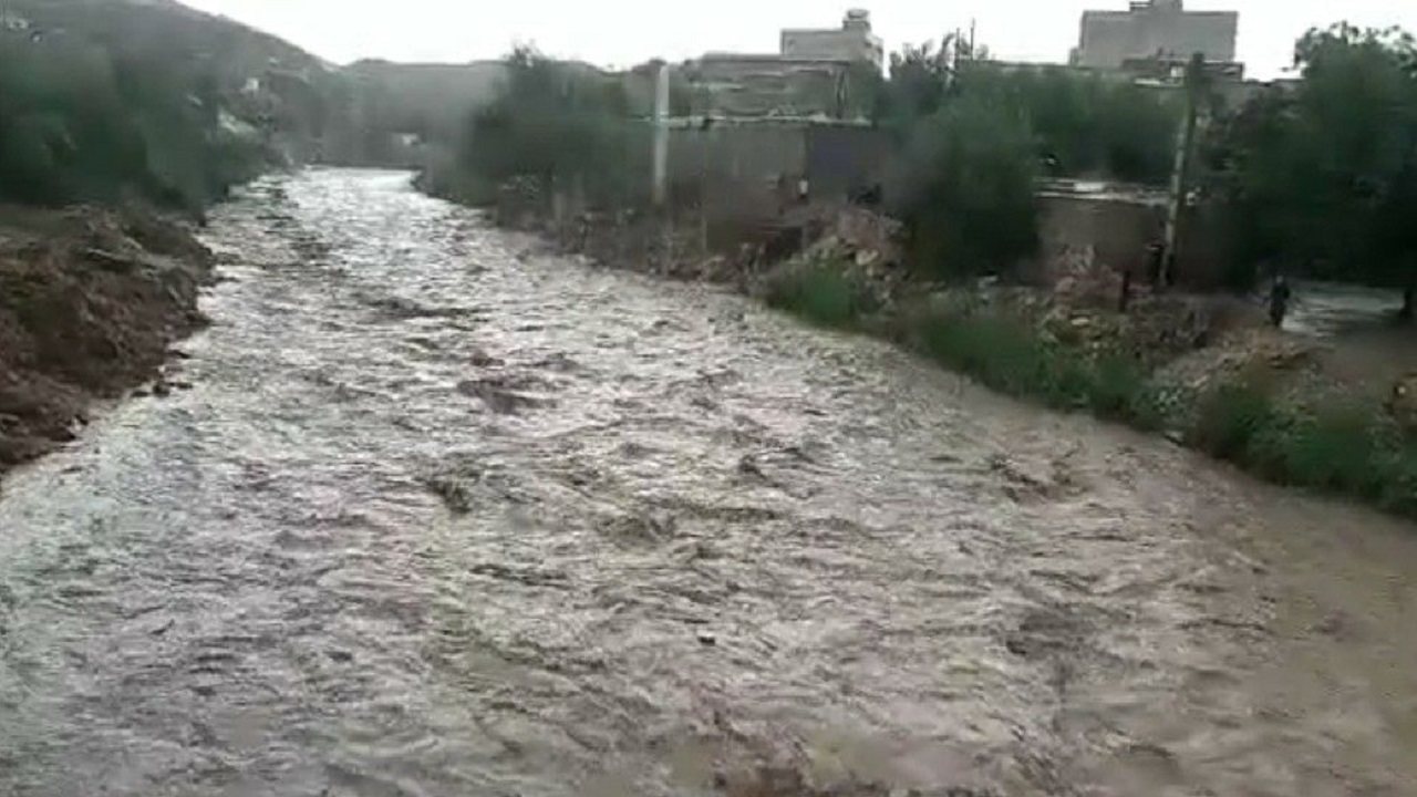 جاری شدن سیلاب در نقاط مختلف خوزستان + فیلم