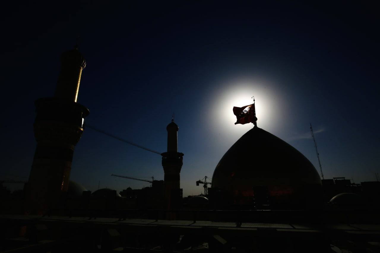 پرچم عزا بر فراز حرم امام حسین &laquo;ع&raquo; به اهتزاز در آمد