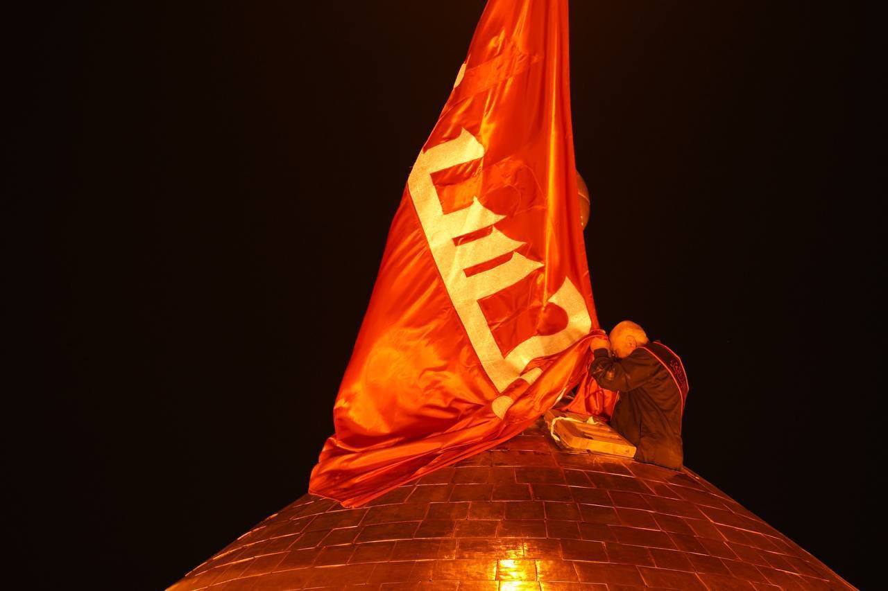 پرچم عزا بر فراز حرم امام حسین &laquo;ع&raquo; به اهتزاز در آمد
