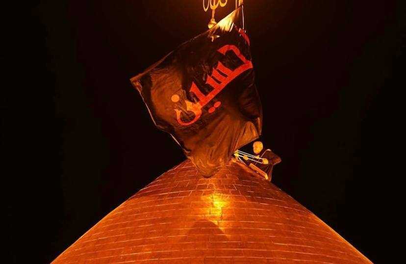 پرچم عزا بر فراز حرم امام حسین &laquo;ع&raquo; به اهتزاز در آمد