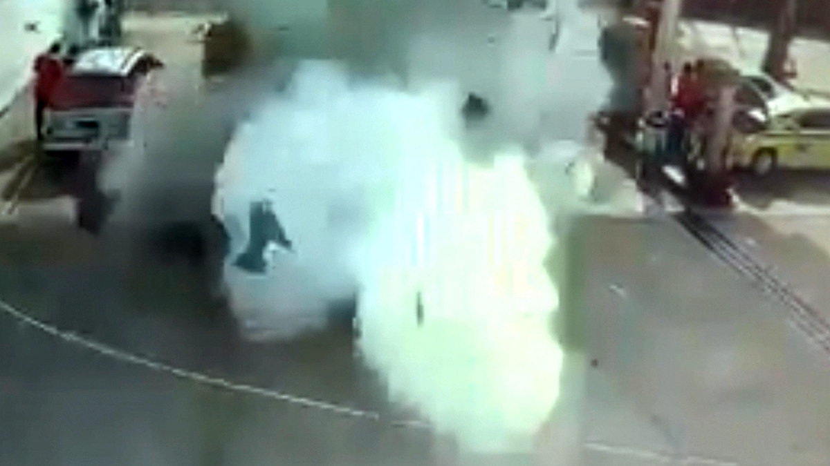 فرار به موقع مادر و دختر از حادثه تصادف + فیلم