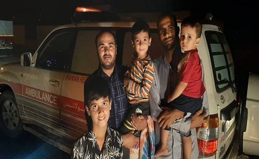 هشت گرفتار در سیل با همت امدادگران هلال احمر از محل حادثه نجات و به محل امن منتقل شدند. هشت گرفتار در سیل با همت امدادگران هلال احمر از محل حادثه نجات و به محل امن منتقل شدند.