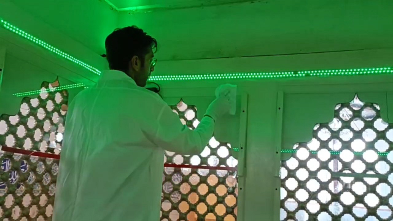 آغاز عزاداری کاشمری ها با غبارروبی امامزاده سیدمحمد(ع) + فیلم