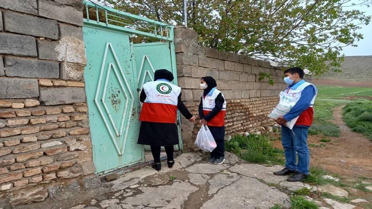 توزیع بیش از ۵۰۰ بسته معیشتی در مناطق کم برخوردار کردستان