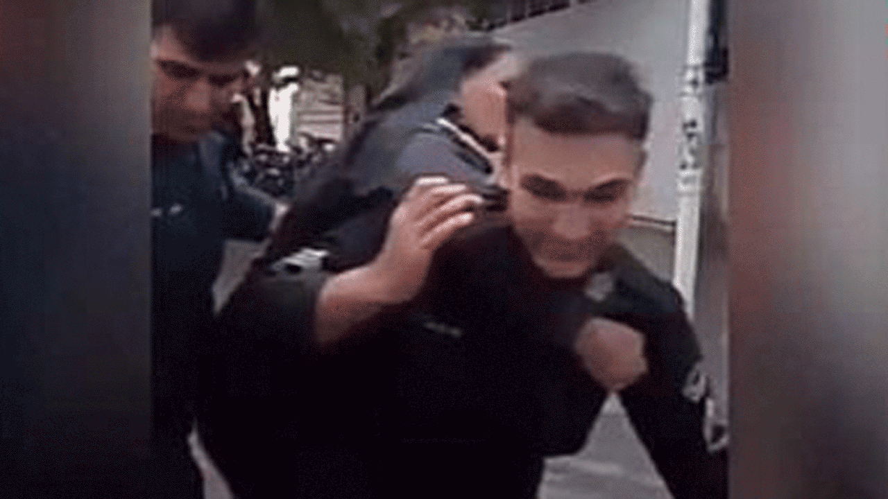 کمک به پیرزن گرفتار در سیل + فیلم
