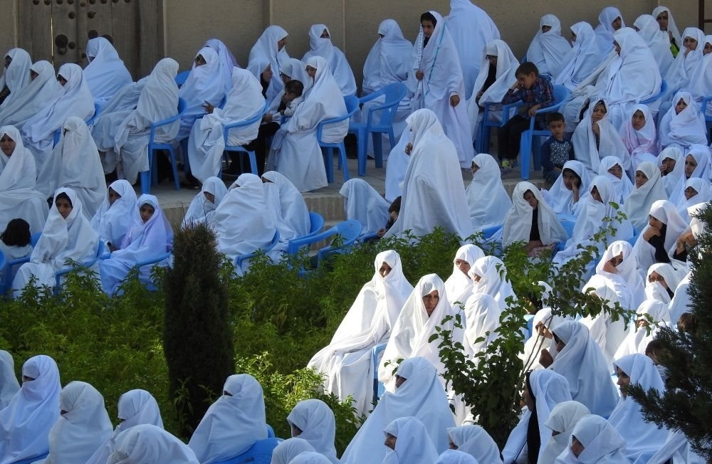 زنان سفیدپوش