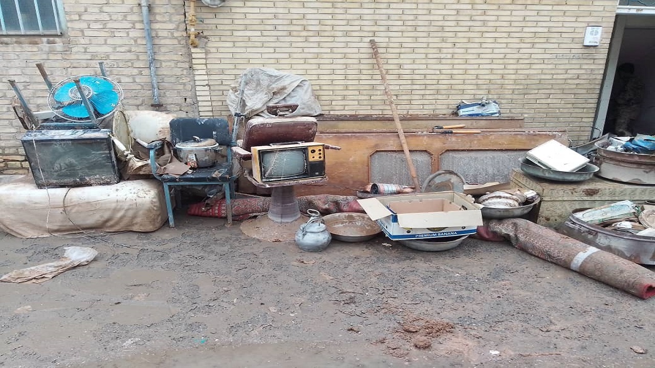 انتقال وسایل منازل سیل زده یزد به مکانی ایمن