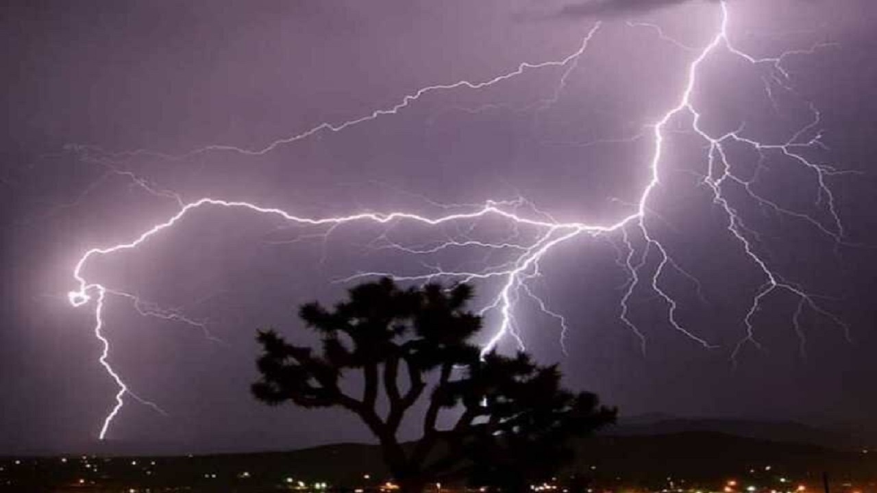 رعد و برق جان یک نفر را در روستای سرحانی باغملک گرفت/ تلف شدن ۸۰ راس دام