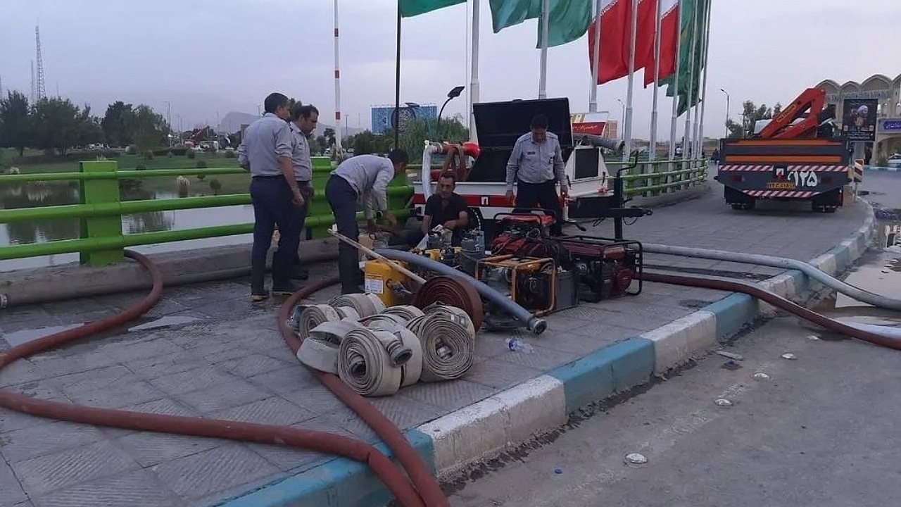 اعزام ۱۸ نیروی آتش نشان همراه با تجهیزات کامل از اصفهان به شهر یزد