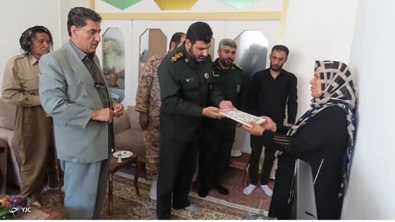 دیدار با خانواده شهدا موجب پالایش روح انسان می‌شود