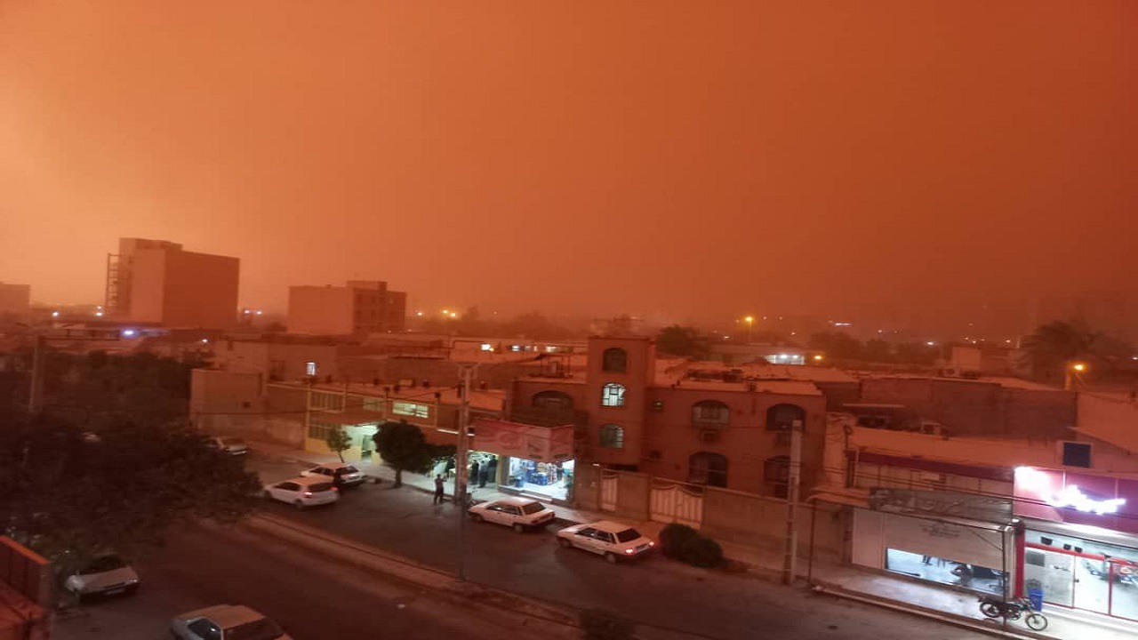 فیلمی از گرد و غبار آسمان اهواز در شب گذشته