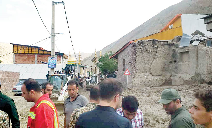 امدادگران در مناطق سیل زده