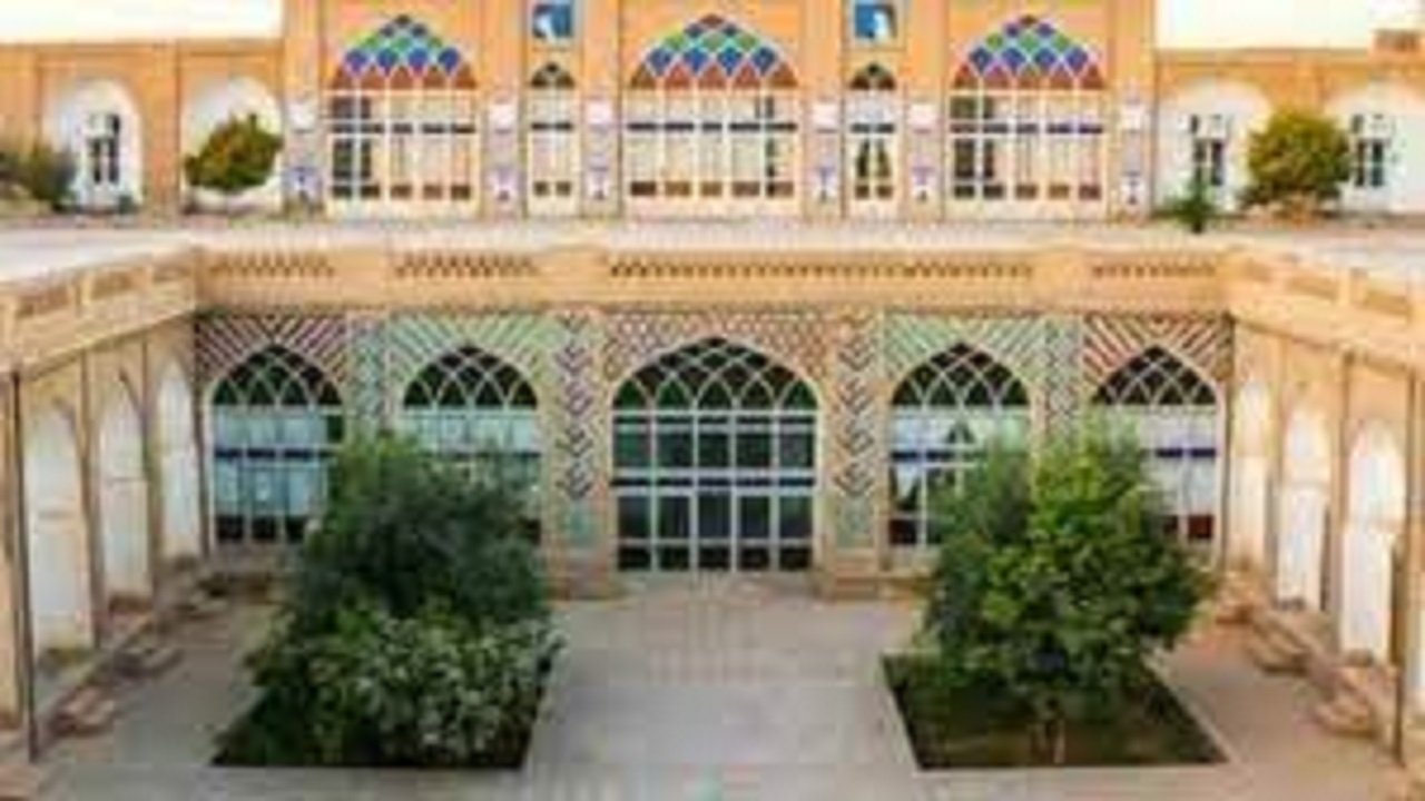 اسکان مسافران سیل زده در حوزه علمیه یزد