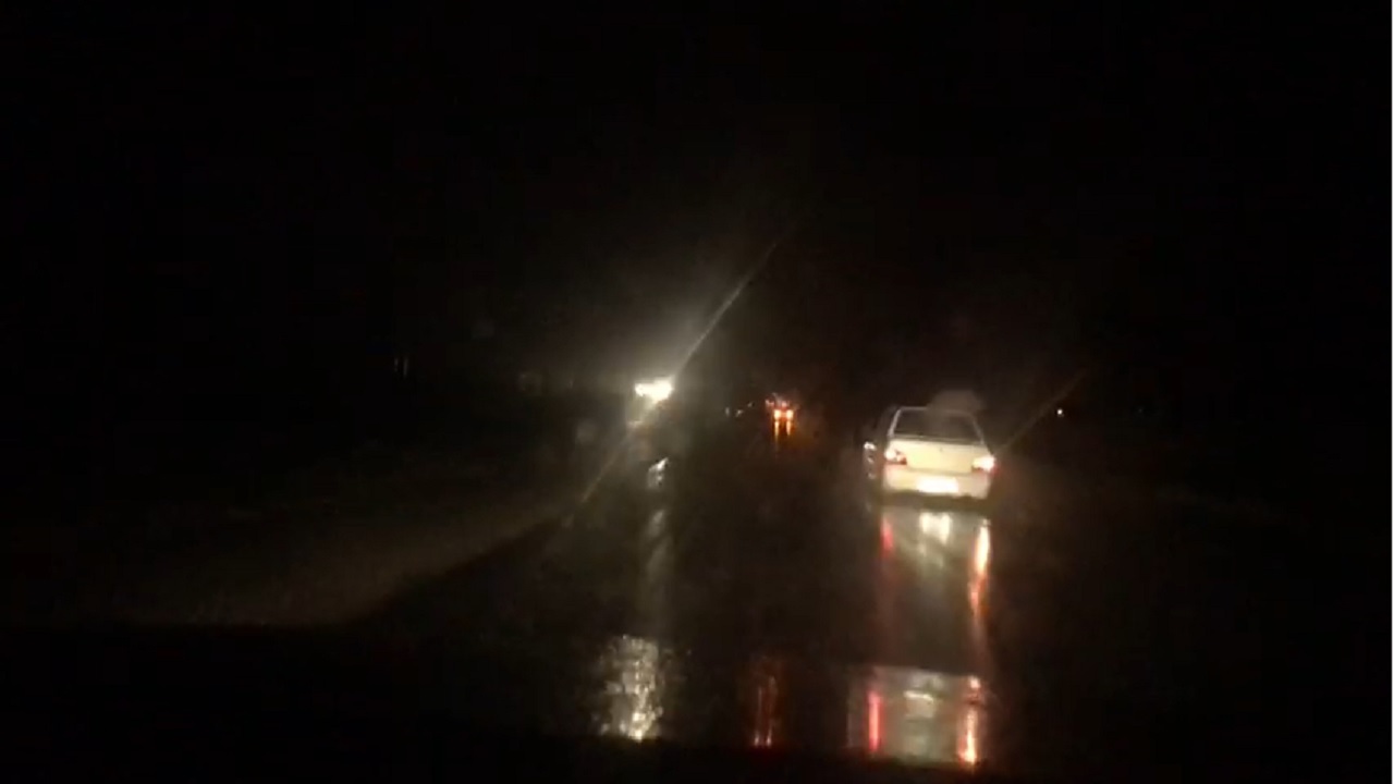 رانندگی در شب بارانی همراه با رعد برق