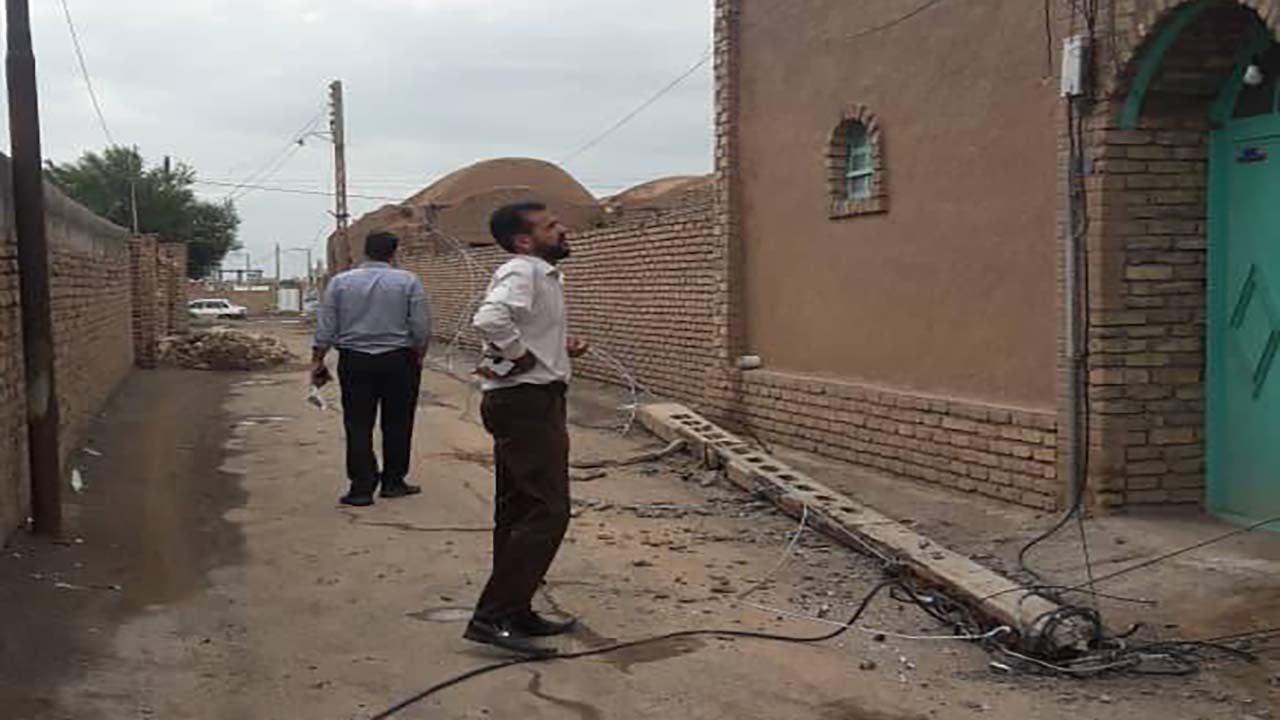 شکستگی ۳۰۰ اصله پایه برق در سیل استان کرمان