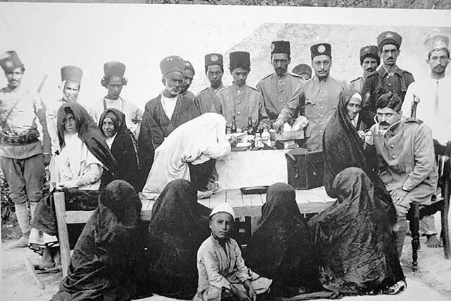 مردم ایران در دوره قاجاریه در حال معایته توسط طبیب مردم ایران در دوره قاجاریه در حال معایته توسط طبیب