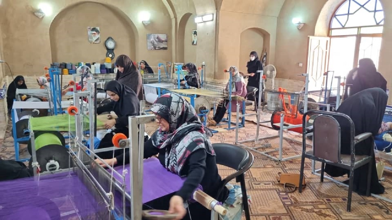 افتتاح کارگاه کاربافی در روستای مهرآباد میبد