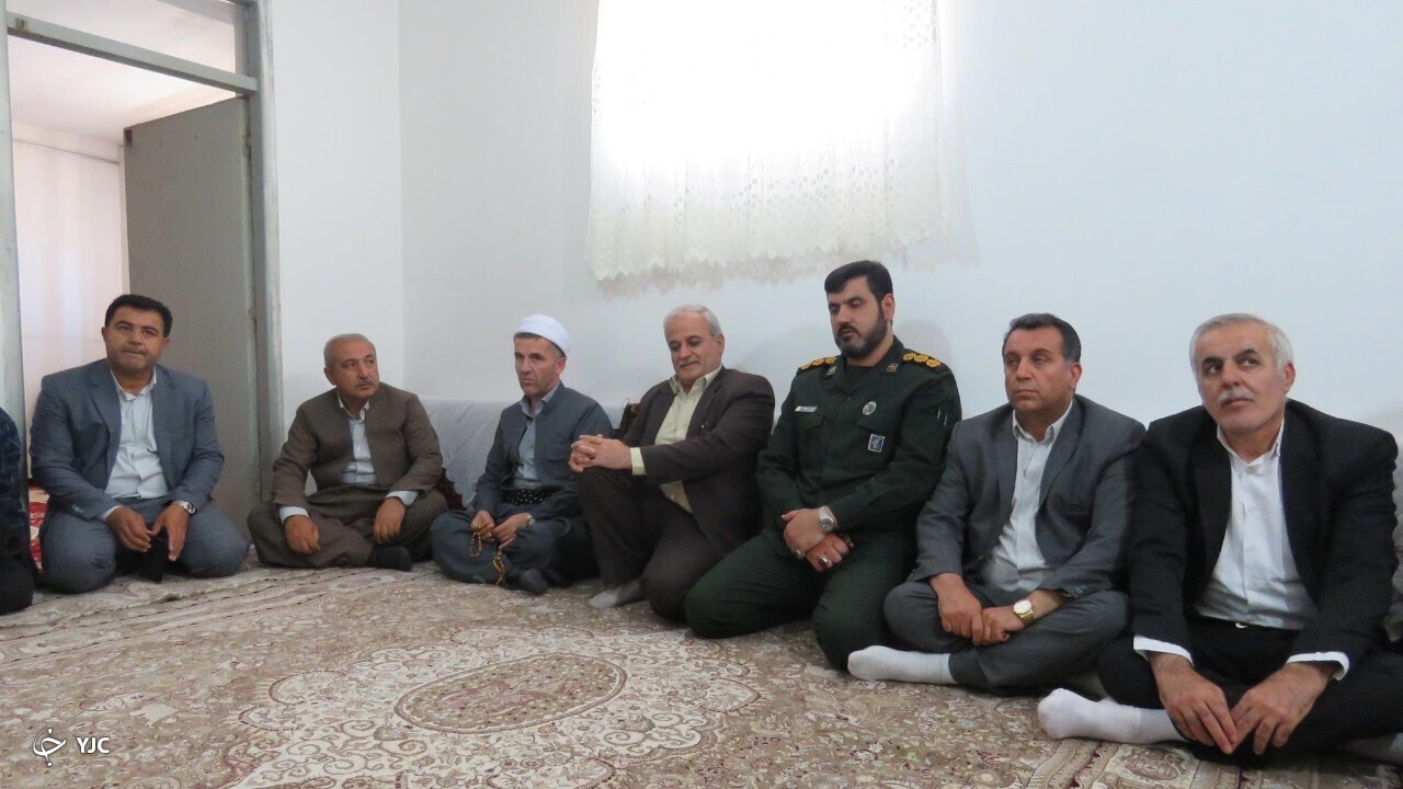 مسئولان مهابادی با خانواده شهید شهر خلیفان دیدار کردند