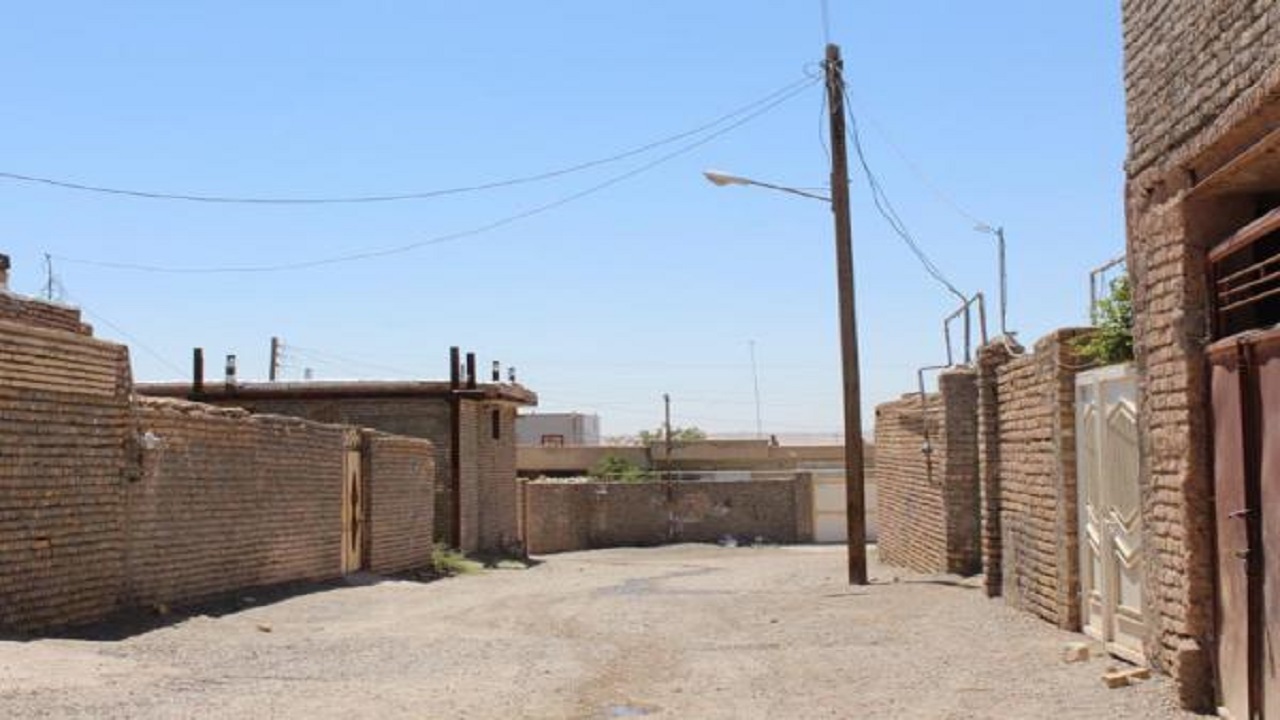 رنجش اهالی روستای واران از شکستگی تیر چراغ برق + تصاویر