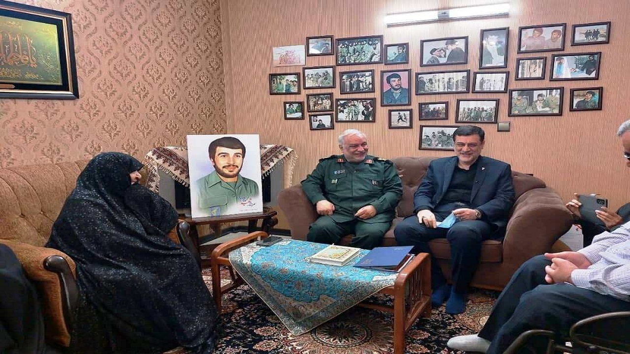 رئیس بنیاد شهید و امور ایثارگران با خانواده شهید کاوه در مشهد دیدار کرد