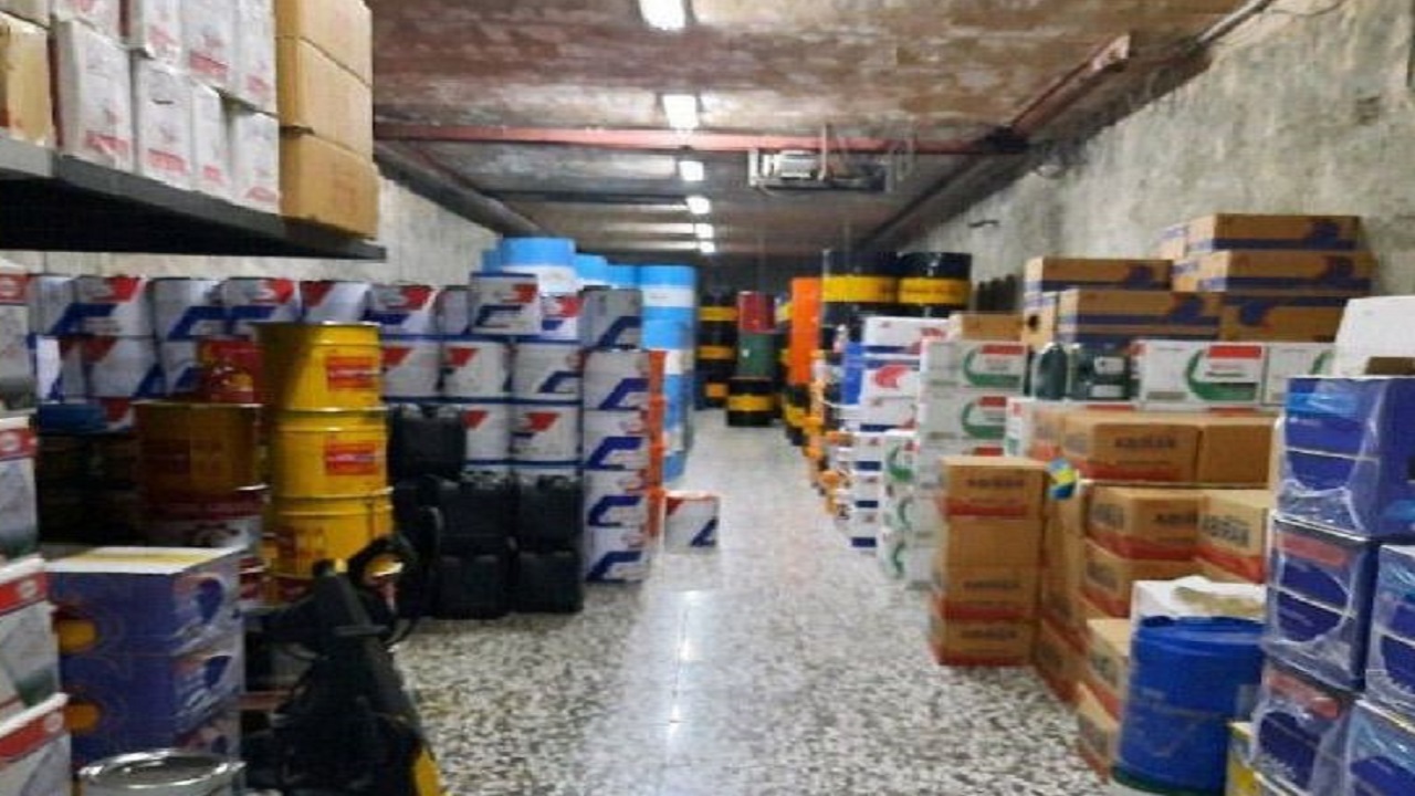 کشف ۴ هزار لیتر روغن موتور احتکار شده در بندرعباس