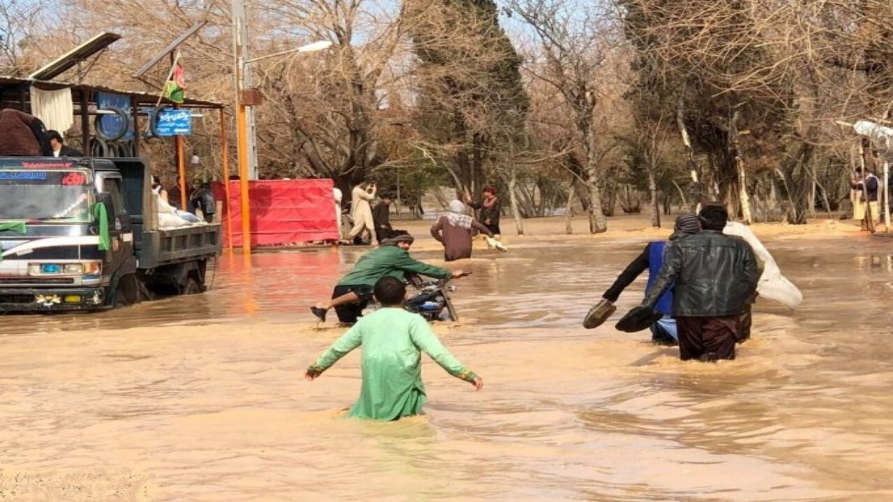 سیل در افغانستان زندگی بیش از ۱۰۰ هزار نفر را مختل کرده است
