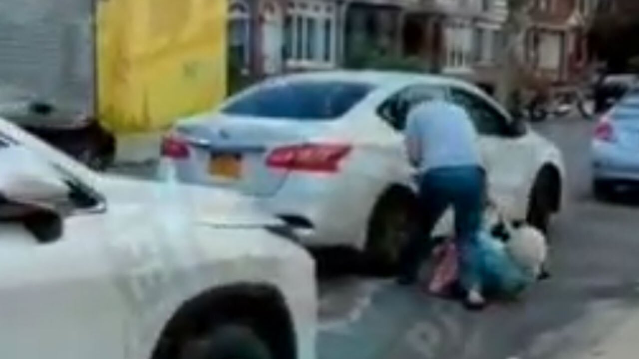 لحظه سرقت نافرجام راننده تاکسی از یک پیرزن در نیویورک + فیلم