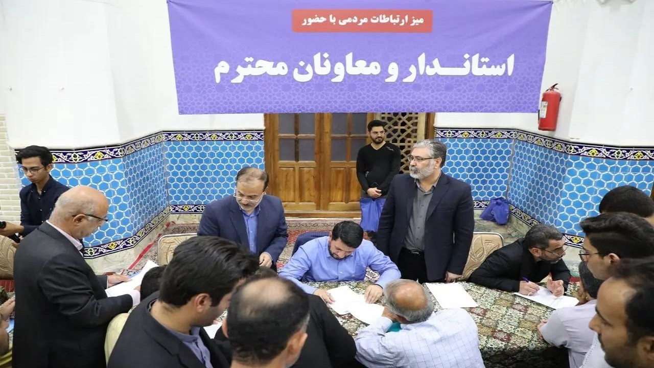 برگزاری میز ارتباطات مردمی استانداری یزد و دستگاه های اجرایی استان در محل برگزاری نماز جمعه یزد