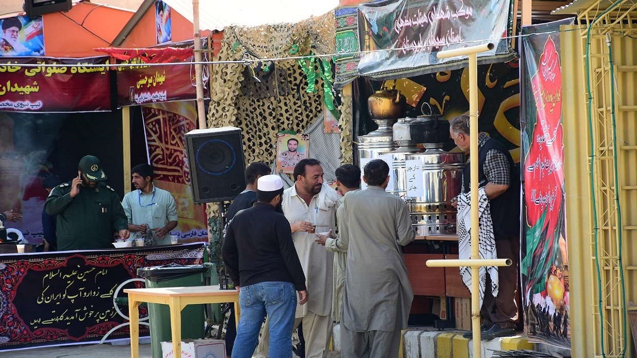 ۱۰۰ خادم مردمی در حال خدمت رسانی به زوار پاکستانی هستند