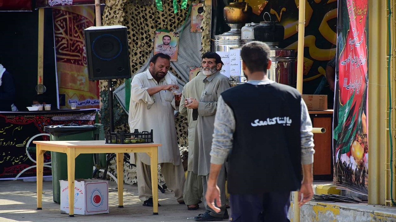 خدمت‌رسانی دانشجویان اهل سنت  به زائران پاکستانی اربعین
