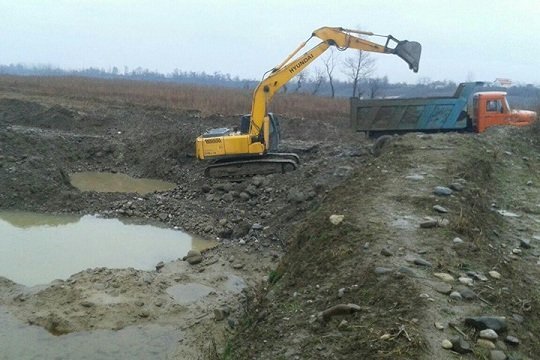 بیل مکانیکی در کنار رودخانه ها