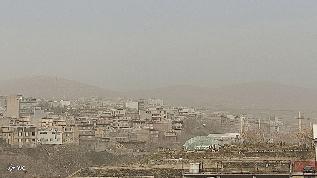 وزش باد همراه با گرد و خاک مهاباد را فرا گرفت