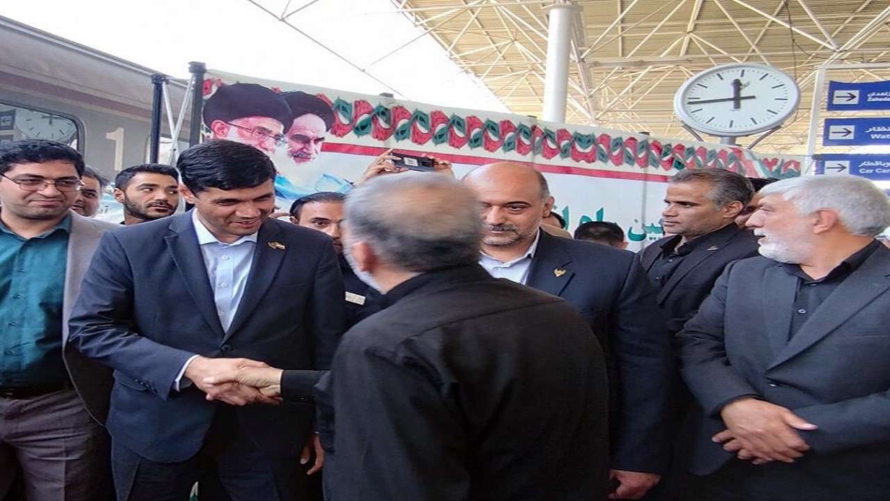 نخستین قطار فوق‌العاده زاهدان - خرمشهر راه اندازی شد