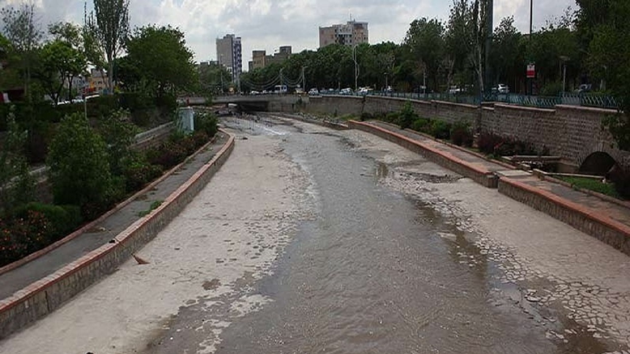 فیلمی از هدررفت آب شرب در بزرگراه آزادگان