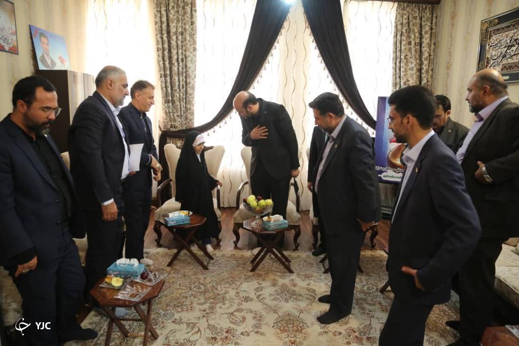 دیدار رئیس سازمان ملی استاندارد با خانواده شهید مدافع حرم